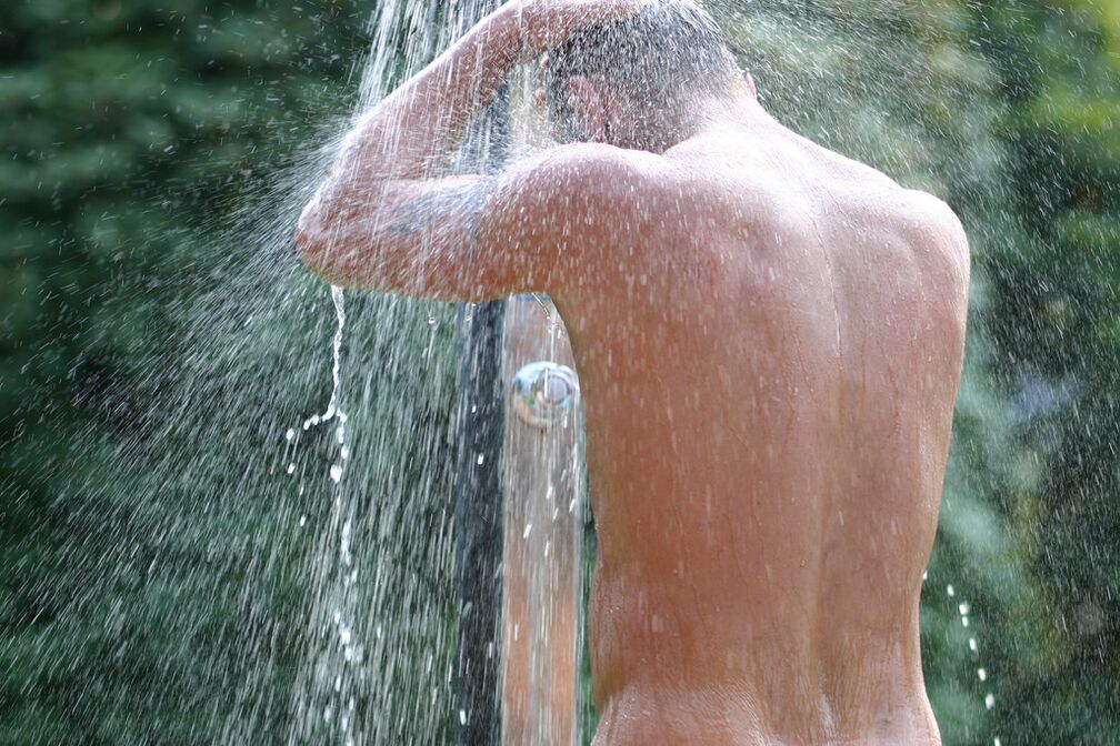 După o baie cu sifon, un bărbat trebuie să facă un duș rece. 